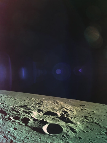בזמן שבראשית ירדה, צילמה תמונה זו של פני הירח ממרחק של 15 ק"מ