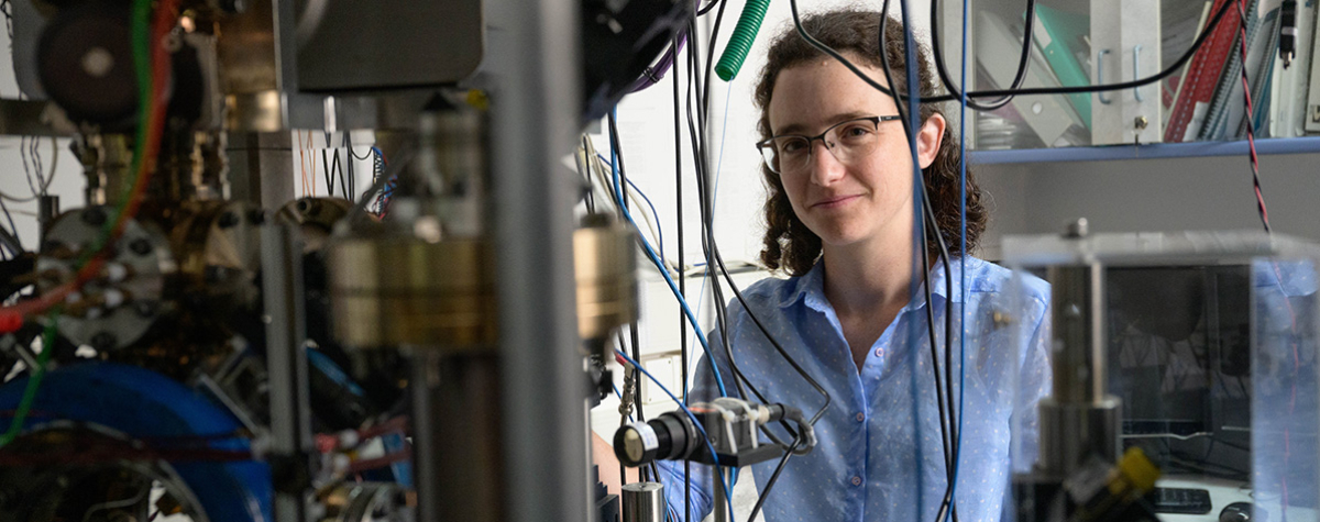 Meirav Pinkas and the experimental setup in Prof. Roee Ozeri’s lab